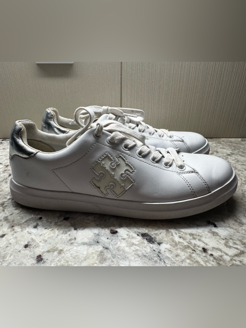 Tory Burch Double T Howell Court Sneaker with Silver Metallic Heel Sz 7 - Picture 5 of 10